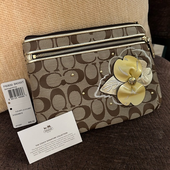 NWT lovely Coach Clutch - Picture 3 of 3